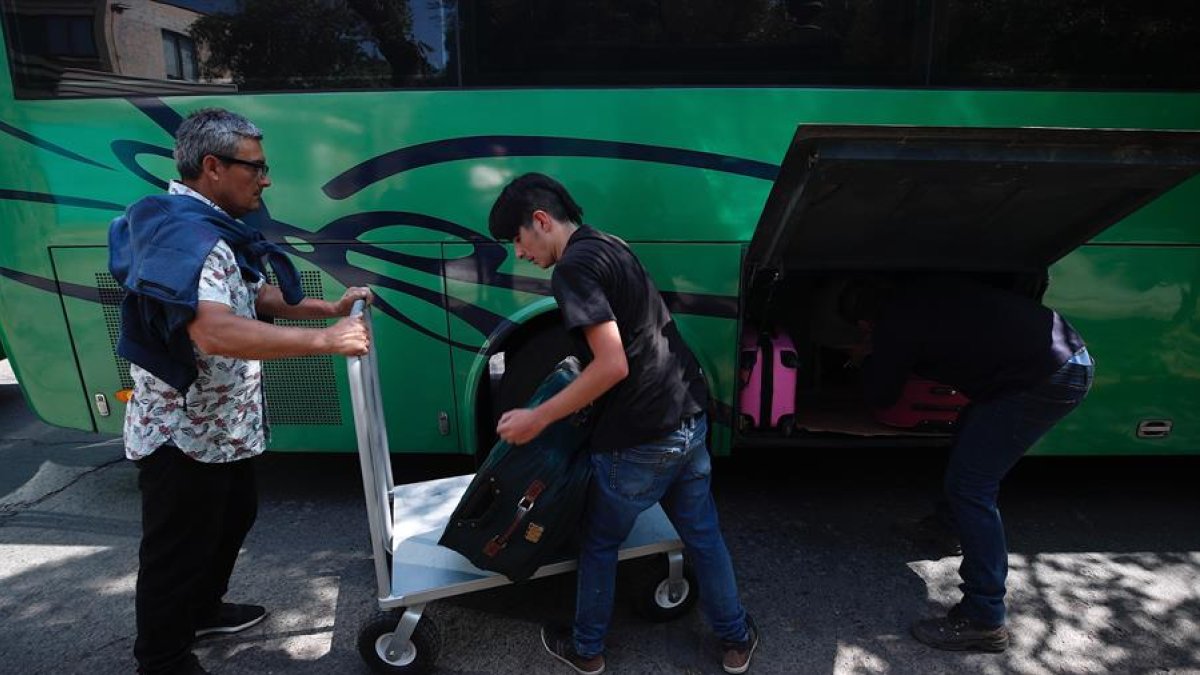 Grupos de ciudadanos venezolanos montan en un autobús, para acogerse al plan de repatriación y volver a Venezuela.