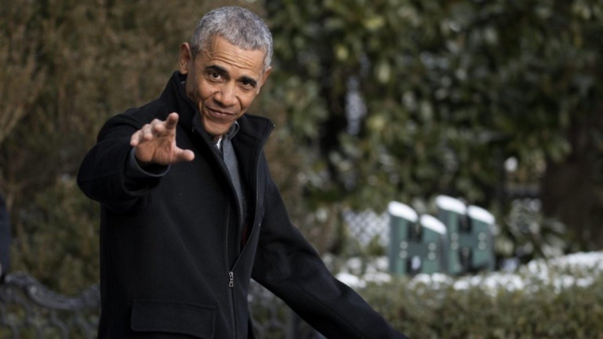 Barack Obama dejó la presidencia de Estados Unidos con una cabeza tupida de canas.