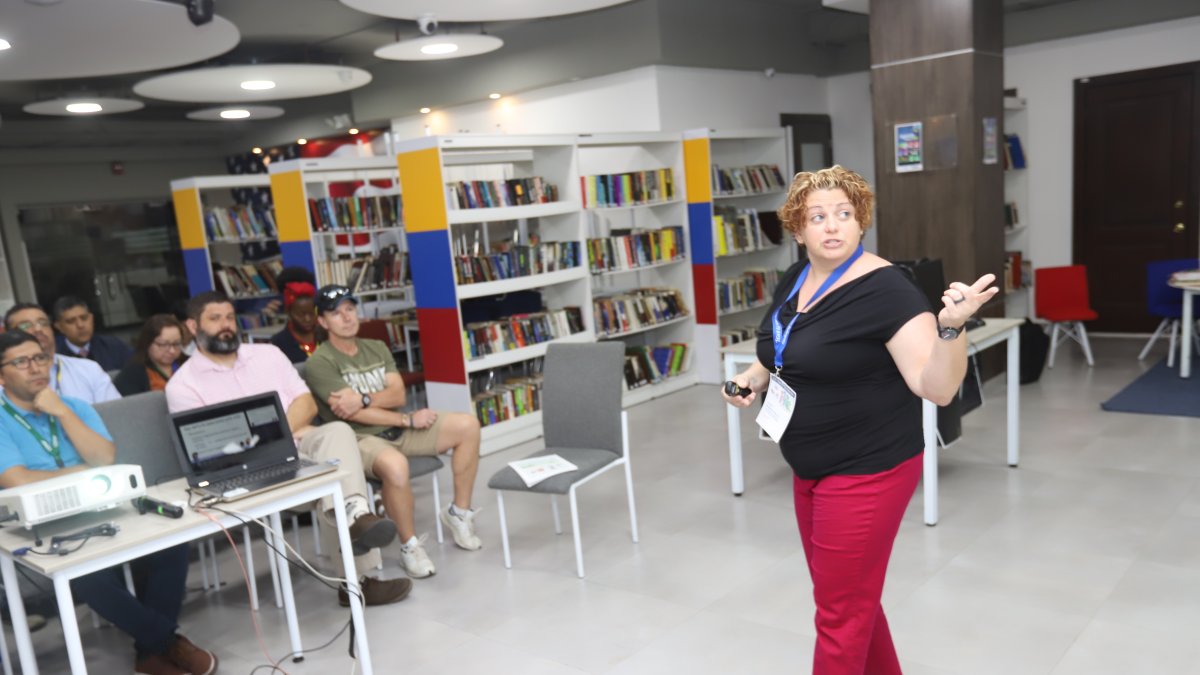 La Doctora Jonna Bobzien, otra de las expertos quienes hicieron sus ponencias.