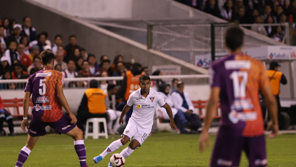 Junior Sornoza (c) dejó momentáneamente el fútbol brasileño, para vincularse a Liga de Quito.