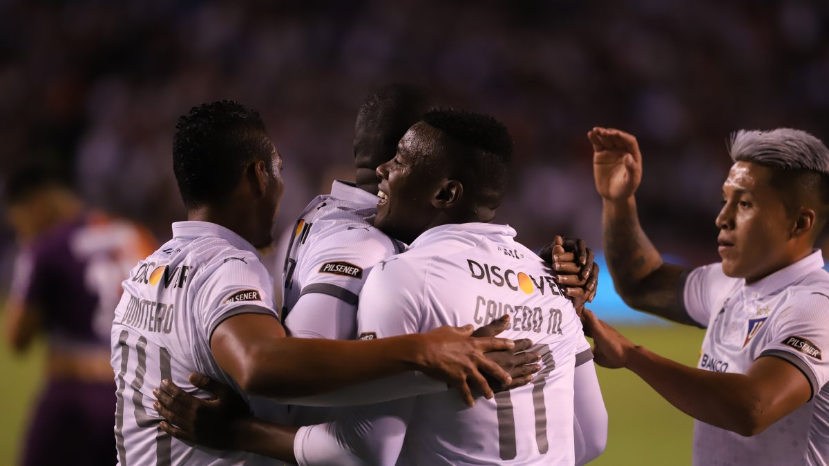 Los jugadores de Liga de Quito celebraron la victoria por 2-0 sobre Fénix de Uruguay, en la jornada amistosa de presentación de la plantilla.