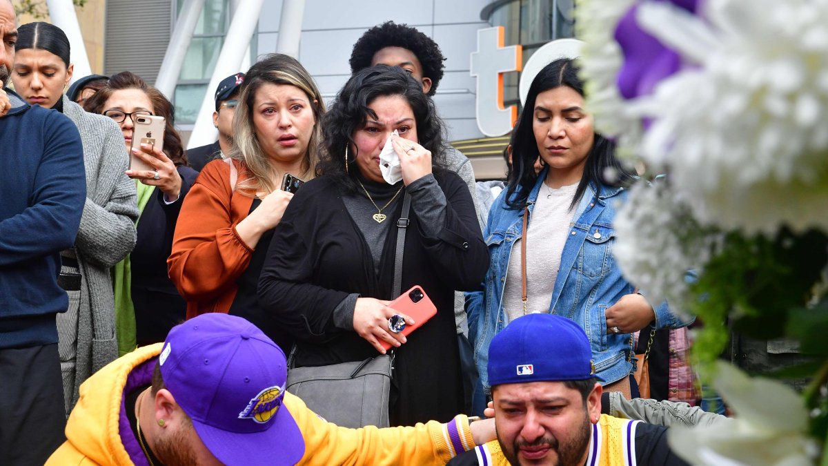 Admiradores de Kobe Bryant lloran por la muerte del basquetbolista.