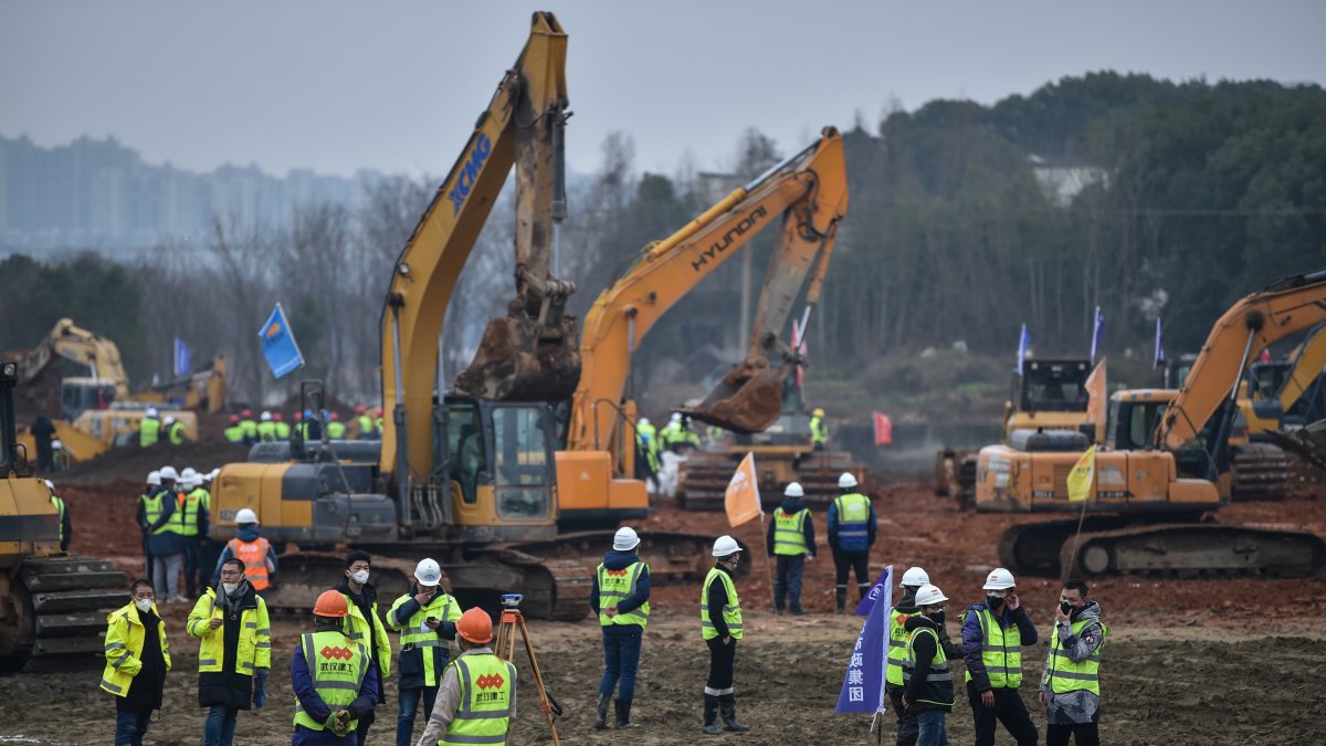 Cientos de obreros trabajan en el sitio de construcción de un nuevo hospital en Wuhan.