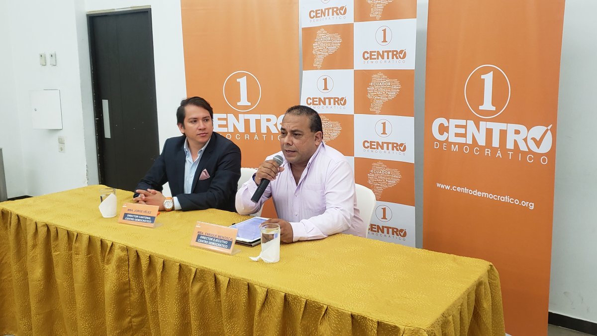 El director ejecutivo, Enrique Menoscal (d), junto al director en Guayaquil del movimiento, Jorge Vélez.