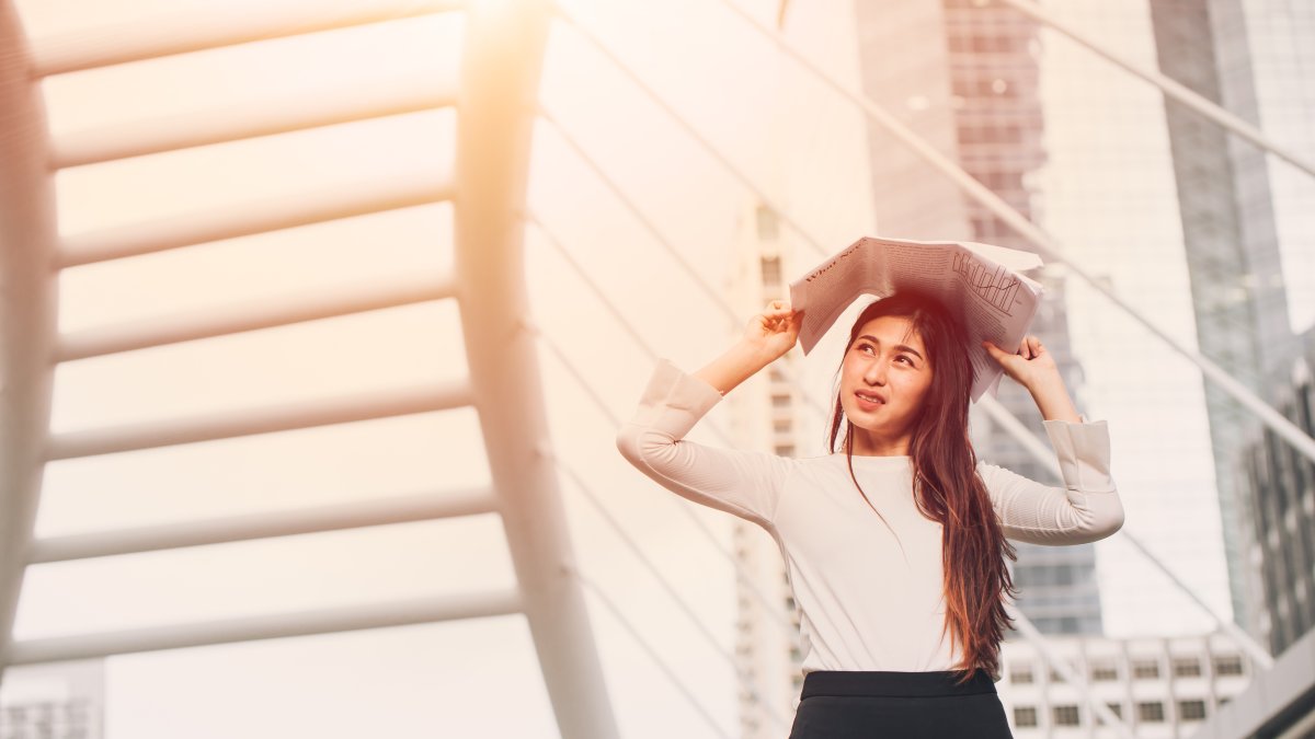 En los momentos de mayor radiación ultravioleta, debes aumentar tus medidas de protección.