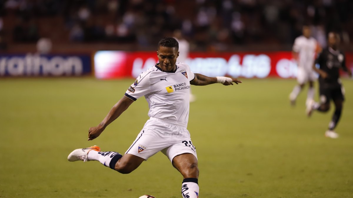 Antonio Valencia ha elevado su nivel con la camiseta del elenco azucena.