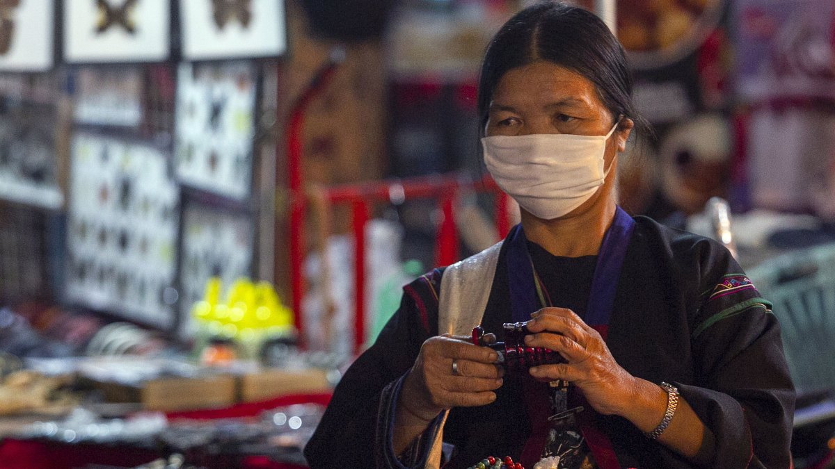 Referencial. Un vendedor espera a un turista chino en un bazar nocturno en la provincia norteña de Chiang Mai, Tailandia.