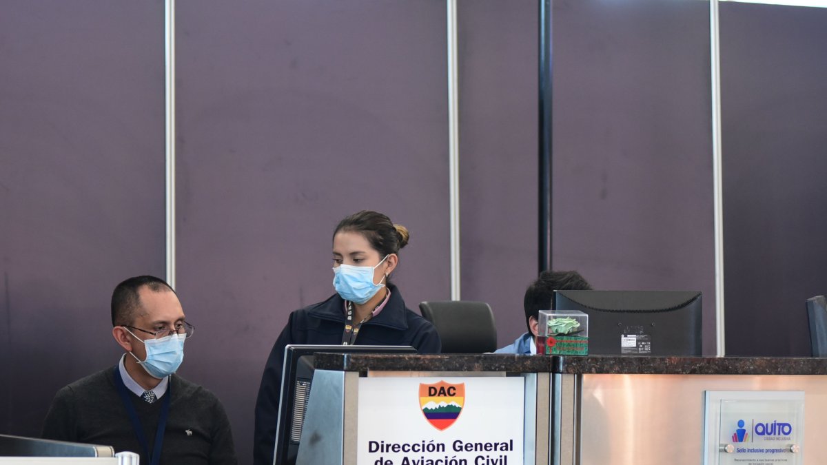 Personal trabaja en el aeropuerto internacional Mariscal Sucre, en Quito, Ecuador.