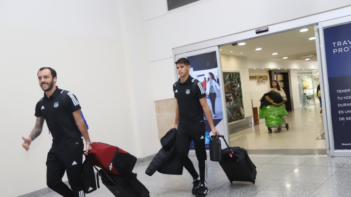 Los jugadores uruguayos Sebastián Rodríguez (i) y Facundo Barceló son dos de las nuevas contrataciones eléctricas.