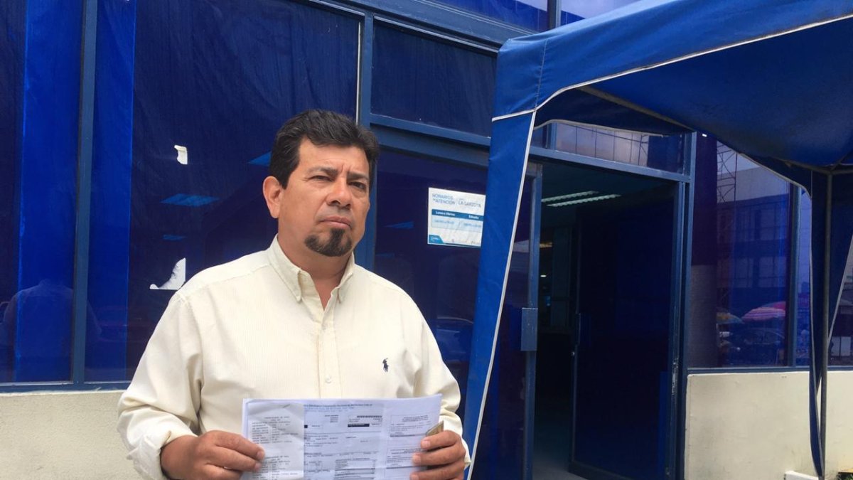 Humberto Salinas acudió hoy 27 de enero hasta la Cnel en Guayaquil para hacer su reclamo.