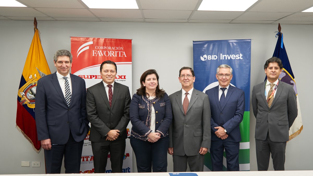 Autoridades de Corporación Favorita y BID Invest fimaron un acuerdo para el desembolso del dinero.