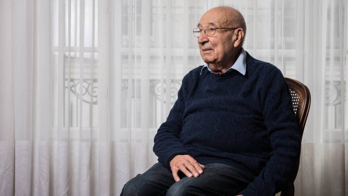 Raphaël Esrail, superviviente de Auschwitz, este sábado en su casa en París