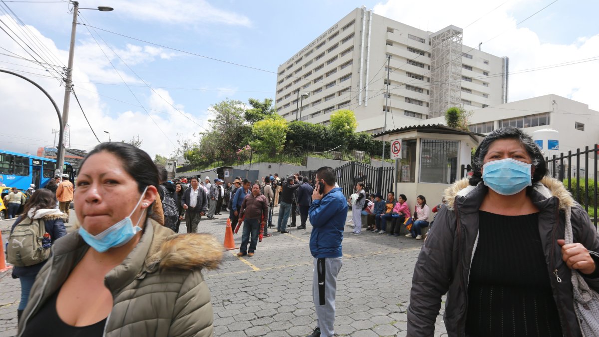Usuarios del hospital Eugenio Espejo usan mascarillas. Aquí está asilado el caso sospechoso.