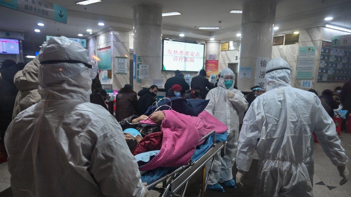 Personal médico usa ropa protectora para protegerse contra el coronavirus durante la atención de los pacientes en el  Hospital de la Cruz Roja de Wuhan en Wuhan.