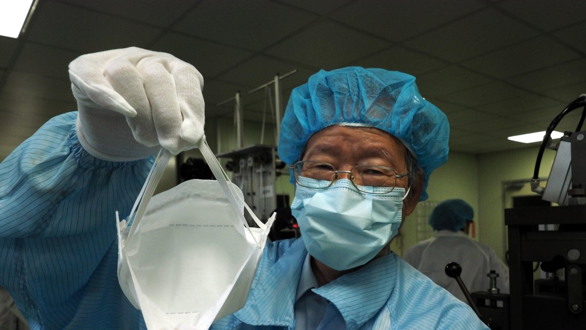 Las fábricas de mascarillas de Taiwán impulsan la producción para satisfacer la creciente demanda causada por el coronavirus.