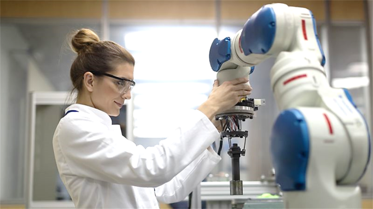 Los médicos han estado utilizando robots para tratar a personas con coronavirus en Estados Unidos.