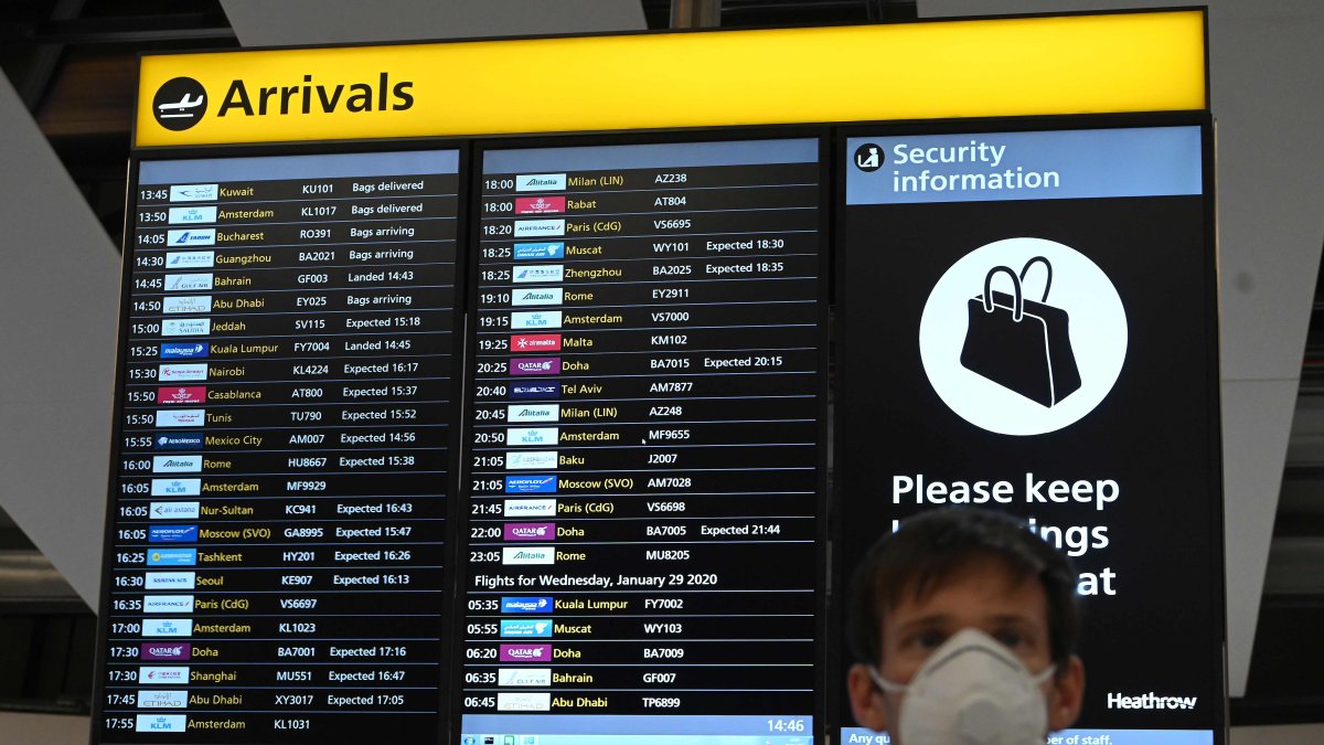 Un hombre usa una mascarilla en la terminal 4 del aeropuerto de Londres.