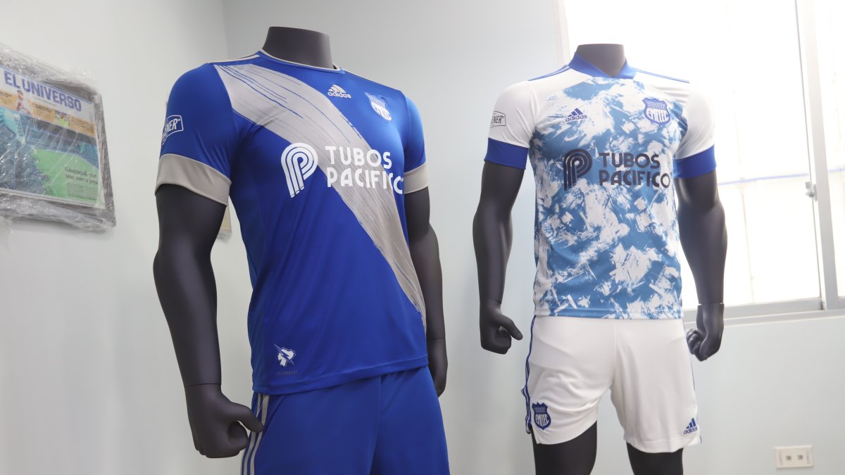 Las camisetas que utilizará Emelec en esta temporada, tienen un estilo moderno.