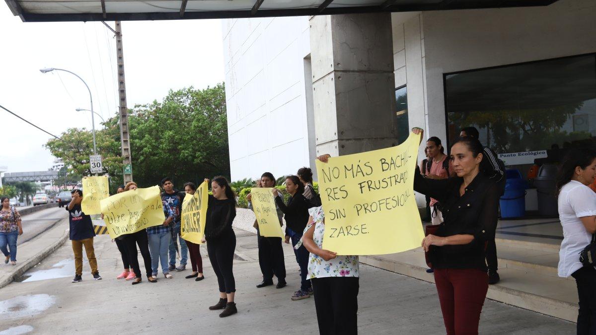 Nuevamente un grupo de padres de familia realizó un plantón en los bajos de la Senescyt para pedir la eliminación de la prueba Ser Bachiller.