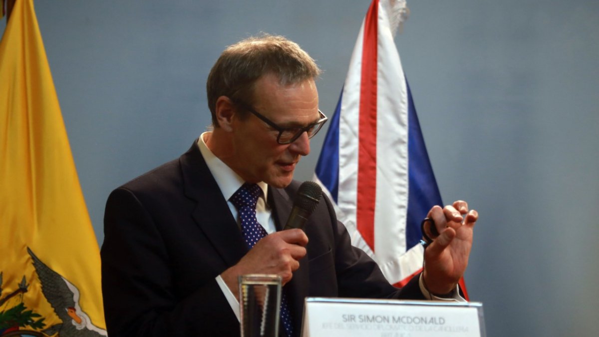 El funcionario británico también llegó al país para hablar de la cooperación ambiental que su país mantiene en Ecuador.