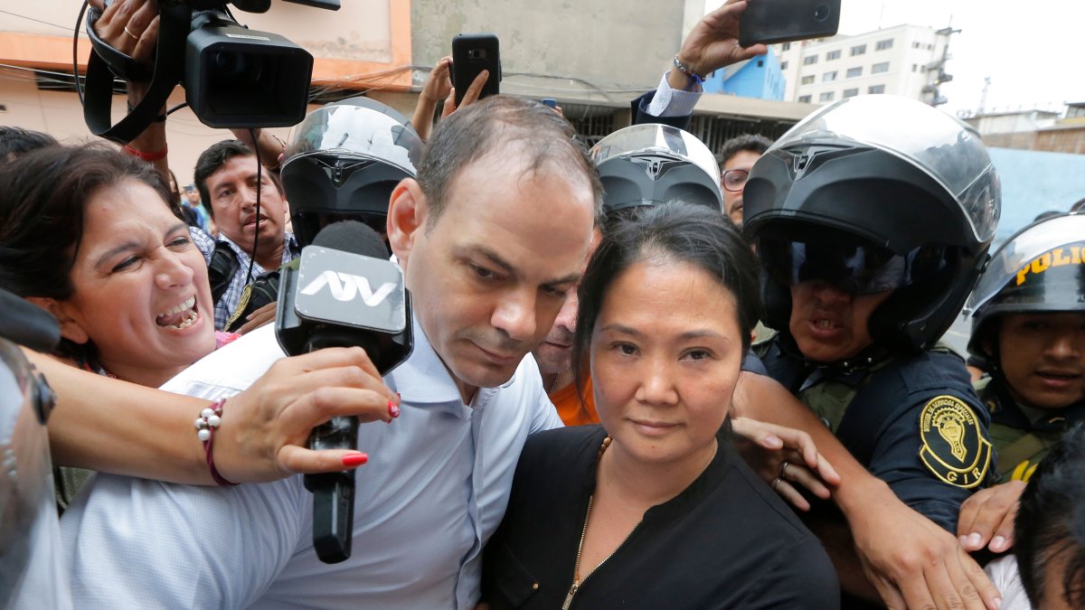 La política peruana Keiko Fujimori llega a un tribunal en Lima, acompañado por su esposo Mark Villanella, el pasado 20 de enero