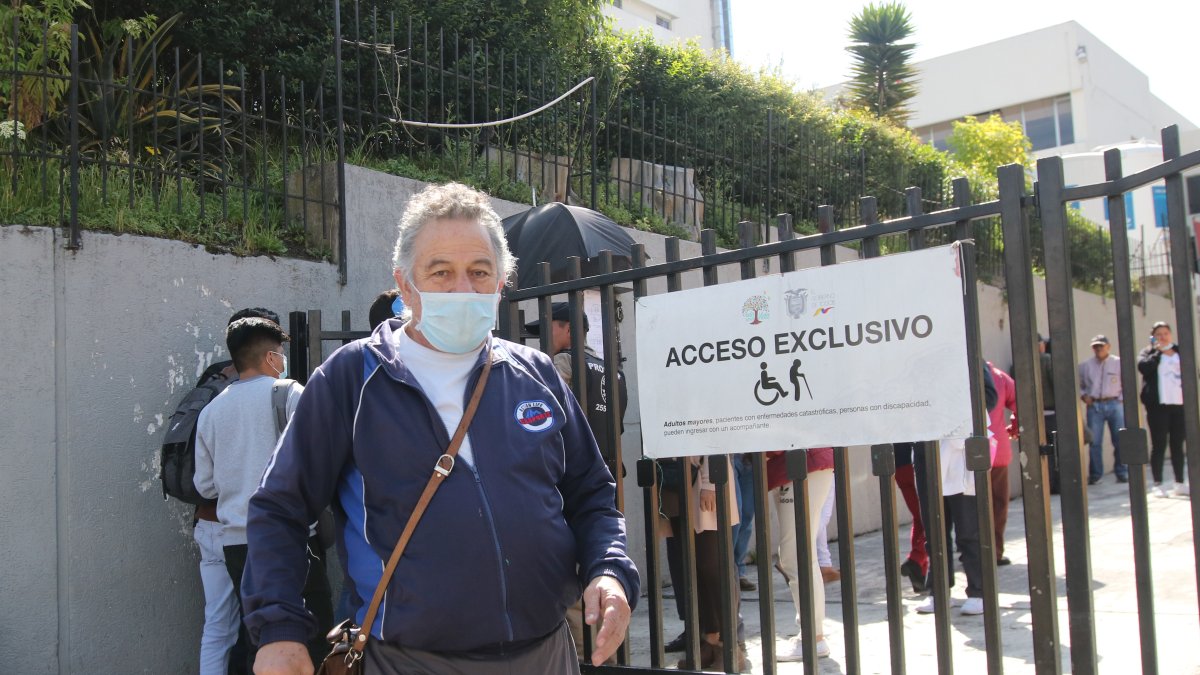 Pacientes y ciudadanos usan mascarilla al ingresar y salir del hospital Eugenio Espejo de Quito.