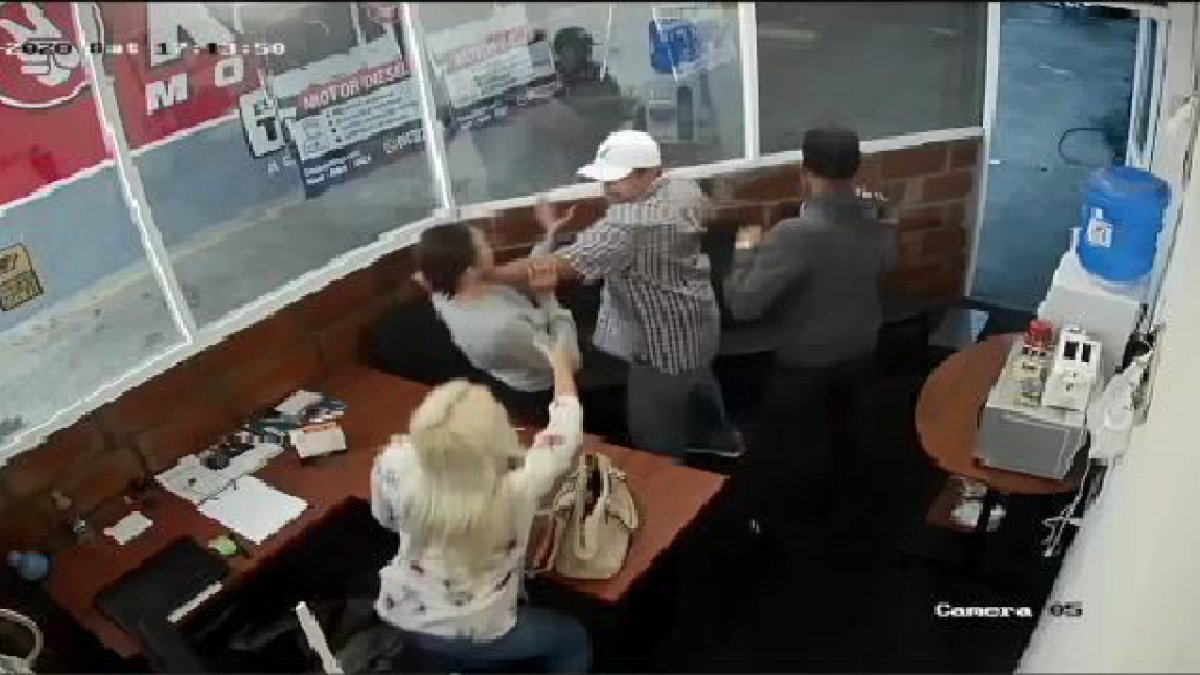 El video muestra a uno de los delincuentes puntando con su arma a una de las mujeres, quien no se arredró ante la amenaza.