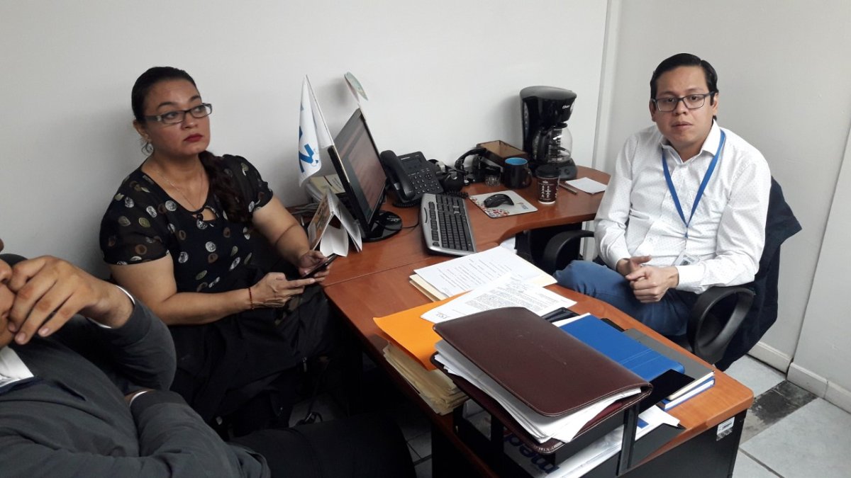 La Defensoría del Pueblo recibió las quejas de los títulos represados en la Facultad de Jurisprudencia.