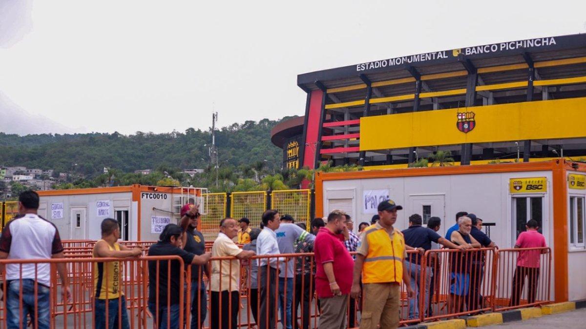 Los fanáticos de Barcelona empezaron a comprar las entradas desde esta mañana.