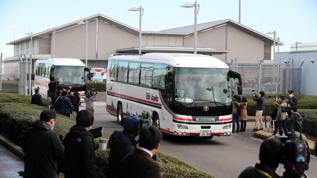 TOKIO. Los autobuses con los japoneses repatriados desde Wuhan dejan el aeropuerto de la capital japonesa, trasladando a cerca de 200 personas.