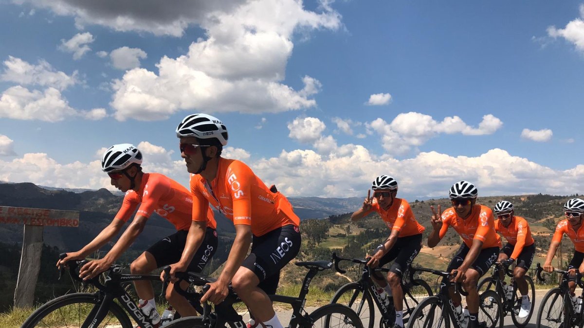 Richard Carapaz durante los entrenamientos en Colombia junto a los integrantes del Team Ineos.
