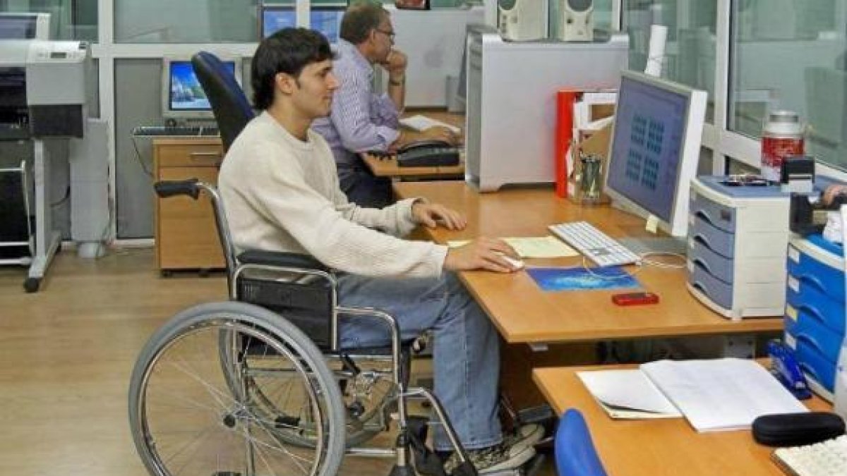 Una persona con discapacidad en una oficina.