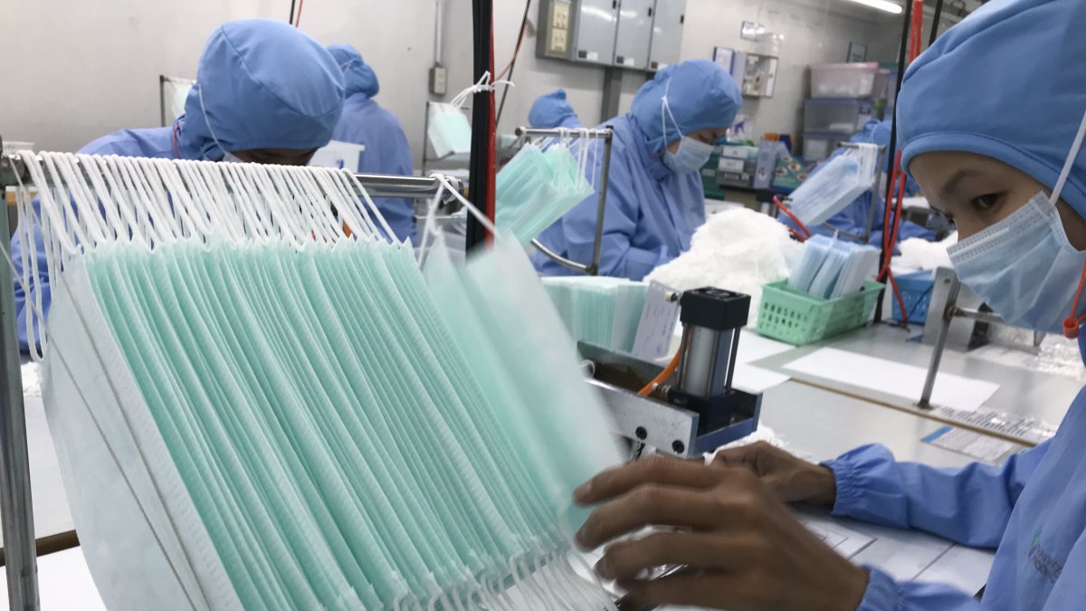 En la fábrica de Thai Hospital Product Company Ltd., Bangkok, aumentaron las horas de trabajo para hacer frente a la creciente demanda de mascarillas quirúrgicas.