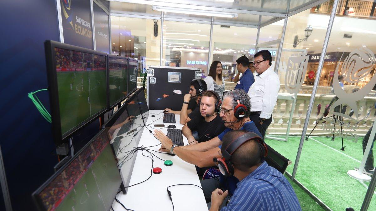 La cabina de exhibición fue equipada con todo lo que corresponde a las que se implementan en cotejos oficiales.