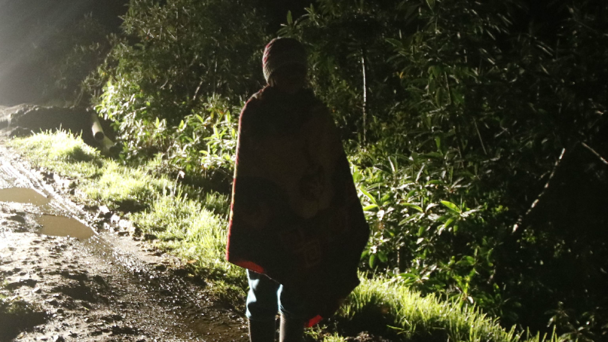 Oscuridad. La niña, de 12 años, camina todos los días alrededor de una hora hasta poder tomar un bus.