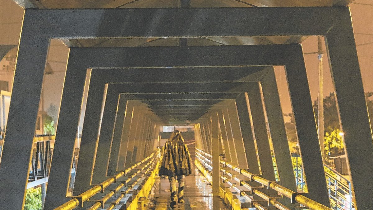 Peligro. Cuando no encuentran otra salida, los moradores se arriesgan a utilizar los pasos en las noches.