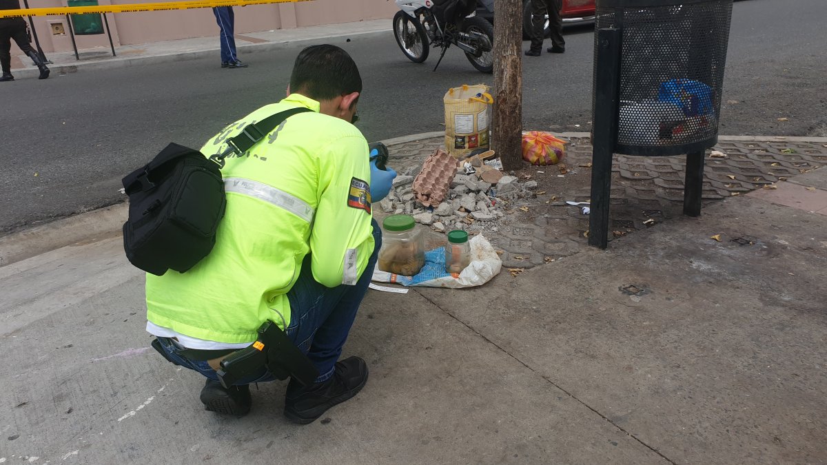 Las autoridades transportaron los frascos hasta el Laboratorio de Criminalística.