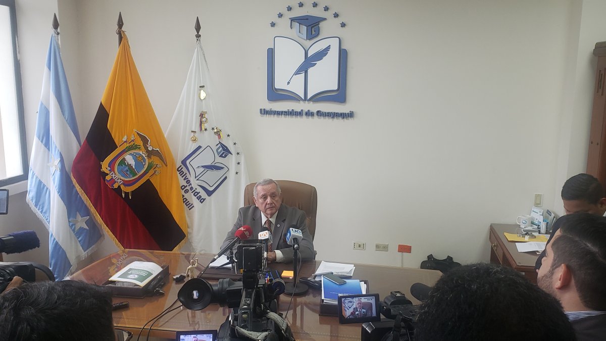 El rector de la Universidad de Guayaquil, Roberto Passailaigue, informó la decisión del Consejo Universitario de anular los títulos de cuarto nivel.