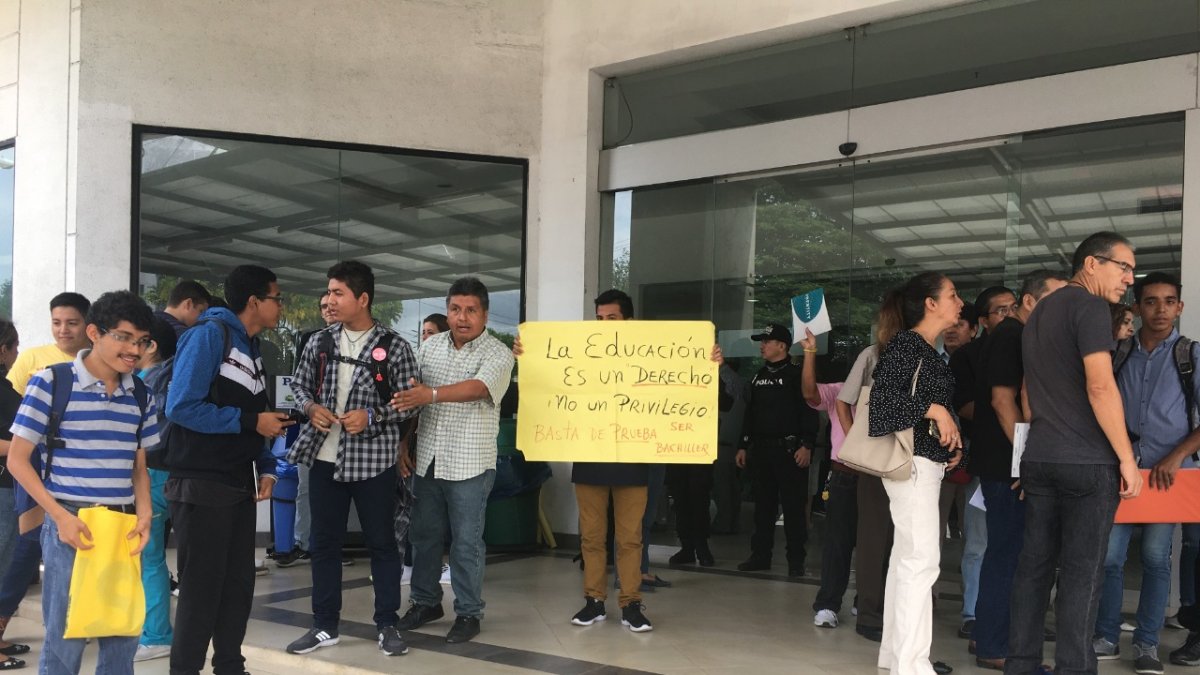 Plantón. Alumnos y familiares se concentran en estos días en los bajos del edificio donde funciona la oficina local de la Senescyt.