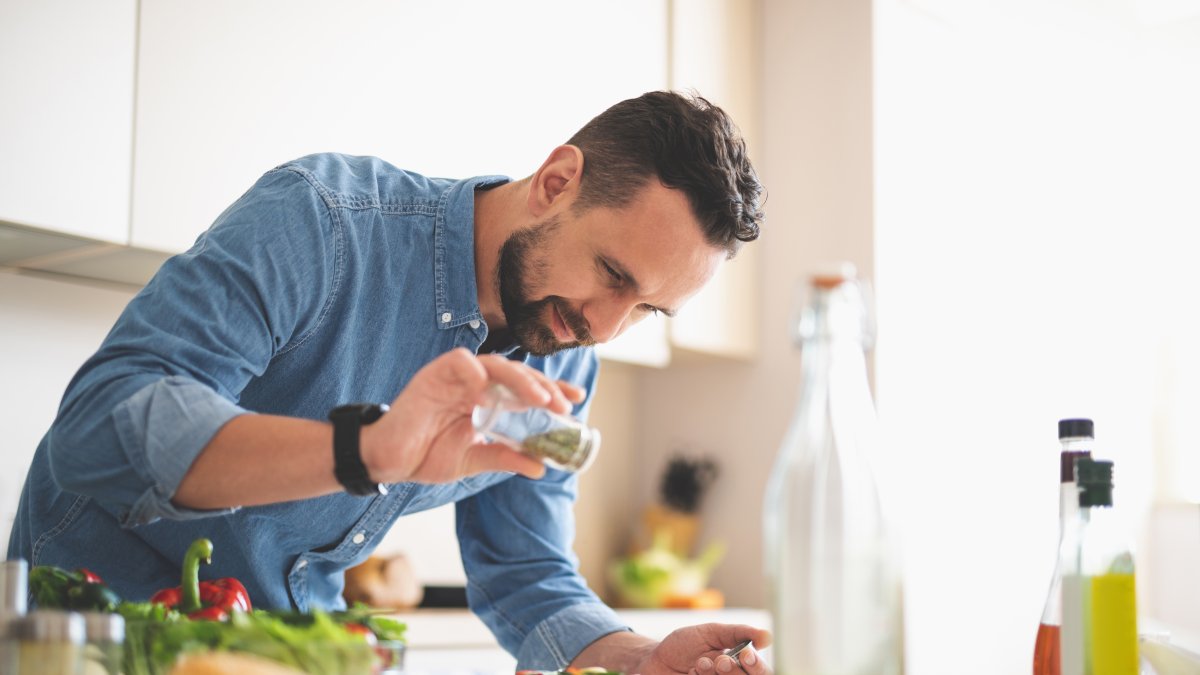 En la dieta incluya pescado y aceite de oliva para mantener a raya su colesterol.