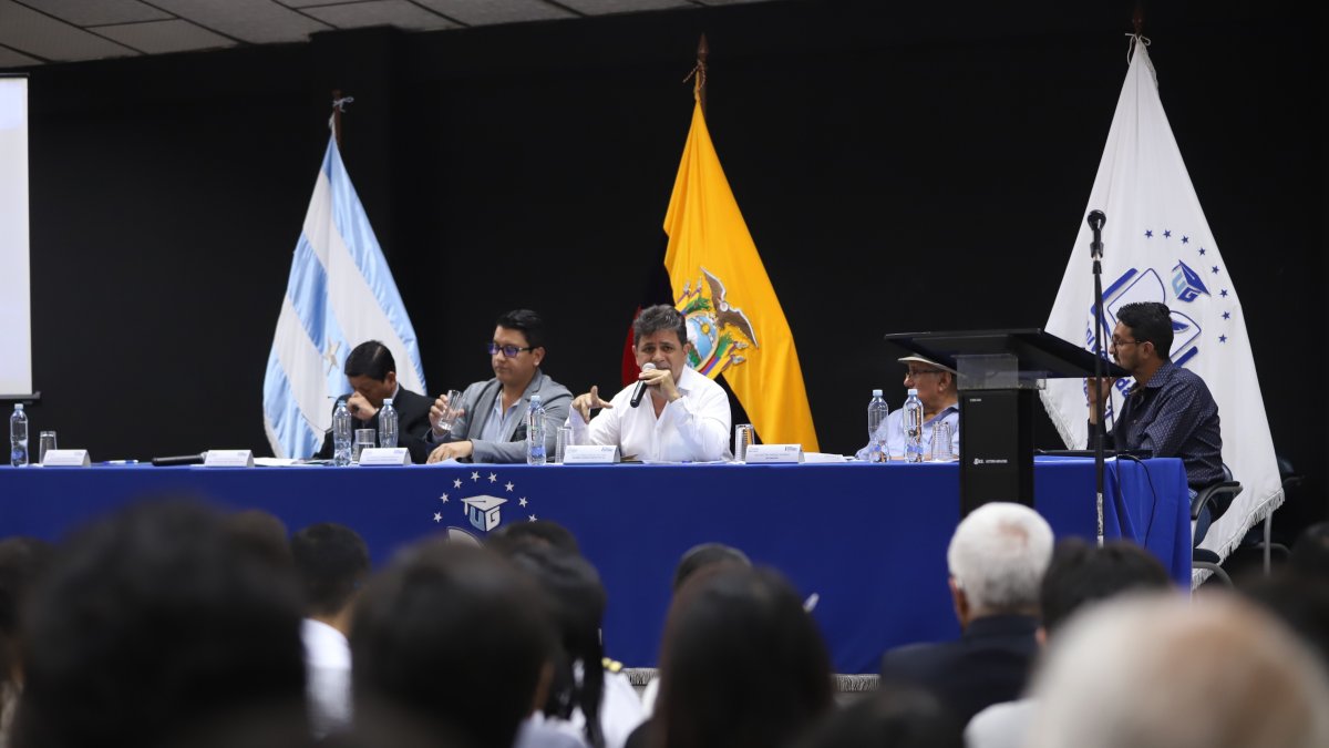 El foro. Se desarrolló por la tarde en la Universidad de Guayaquil.
Foto: Valentina Encalada
Nota: Diana Sotomayor
ENERO 30 Guayaquil-Ecuador
Agencia (ag-expreso)