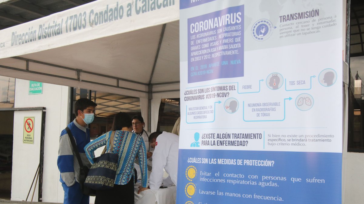 Los ciudadanos reciben indicaciones preventivas por el coronavirus.