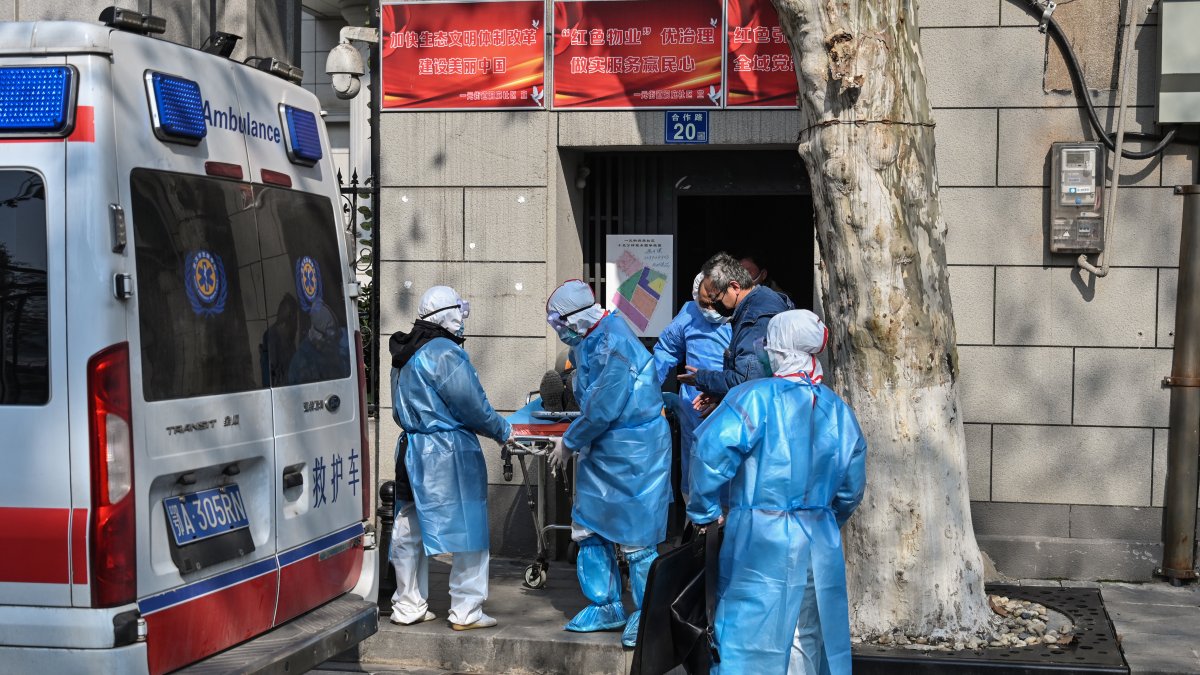Wuhan. Personal de emergencias traslada desde un apartamento en el centro de esta ciudad a un individuo con síntomas de neumonía china.
