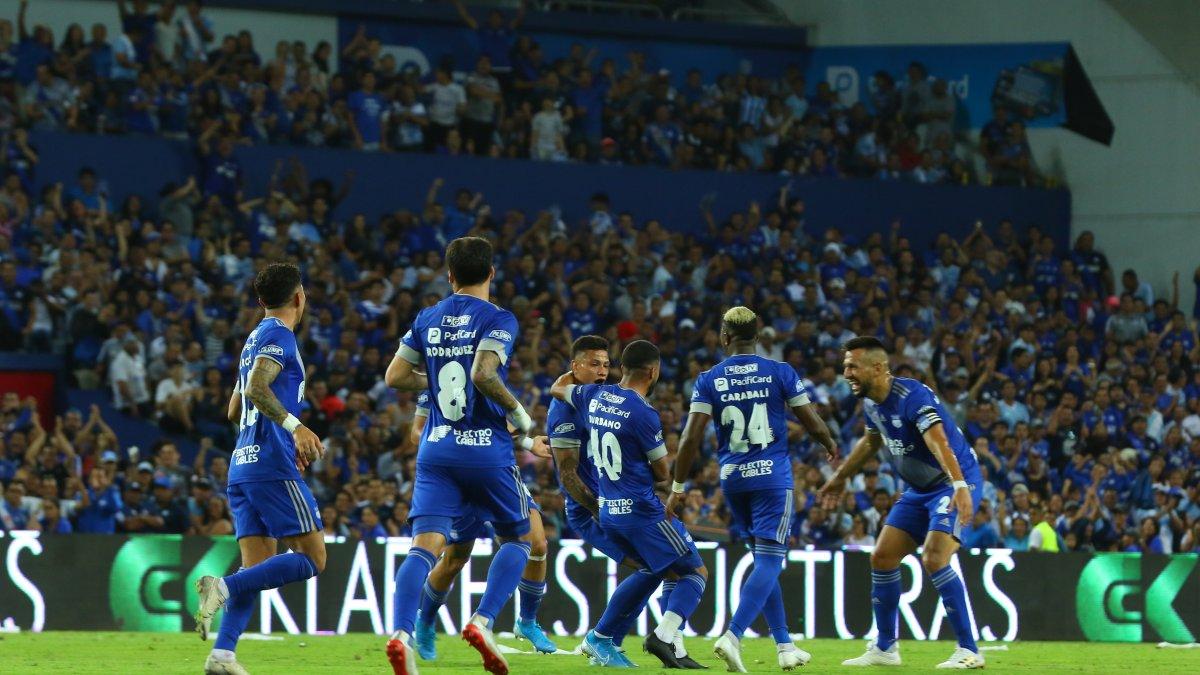 Los eléctricos festejaron el primer gol del partido que facturó el colombiano Alexis Zapata.