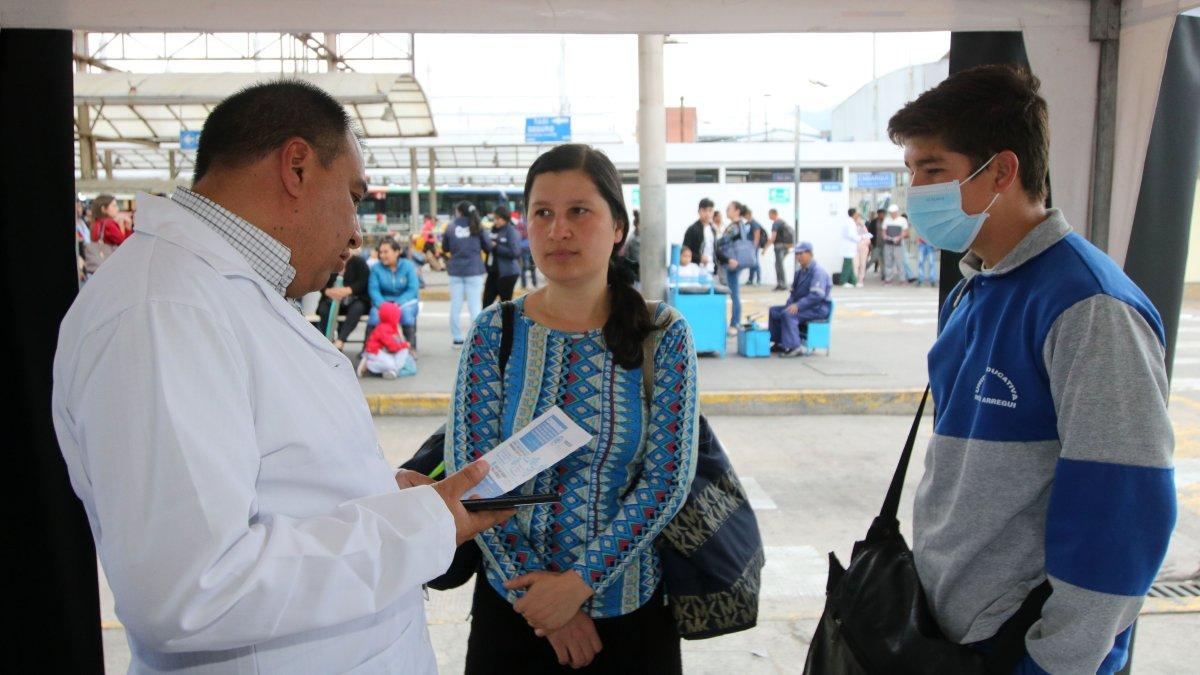 Un médico informa a ciudadanos con datos preventivos sobre el coronavirus.