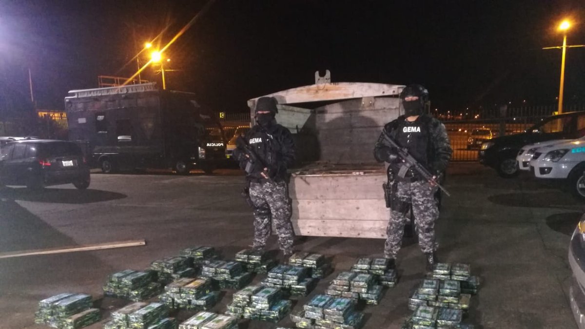 La Policía custodia la droga incautada en una de las acciones antidelincuenciales.