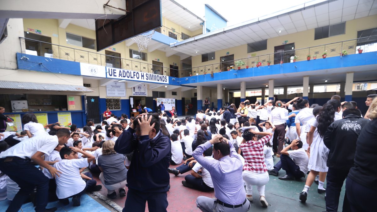 En diferentes colegios de Guayaquil se realizó un simulacro de evacuación por un sismo. 
