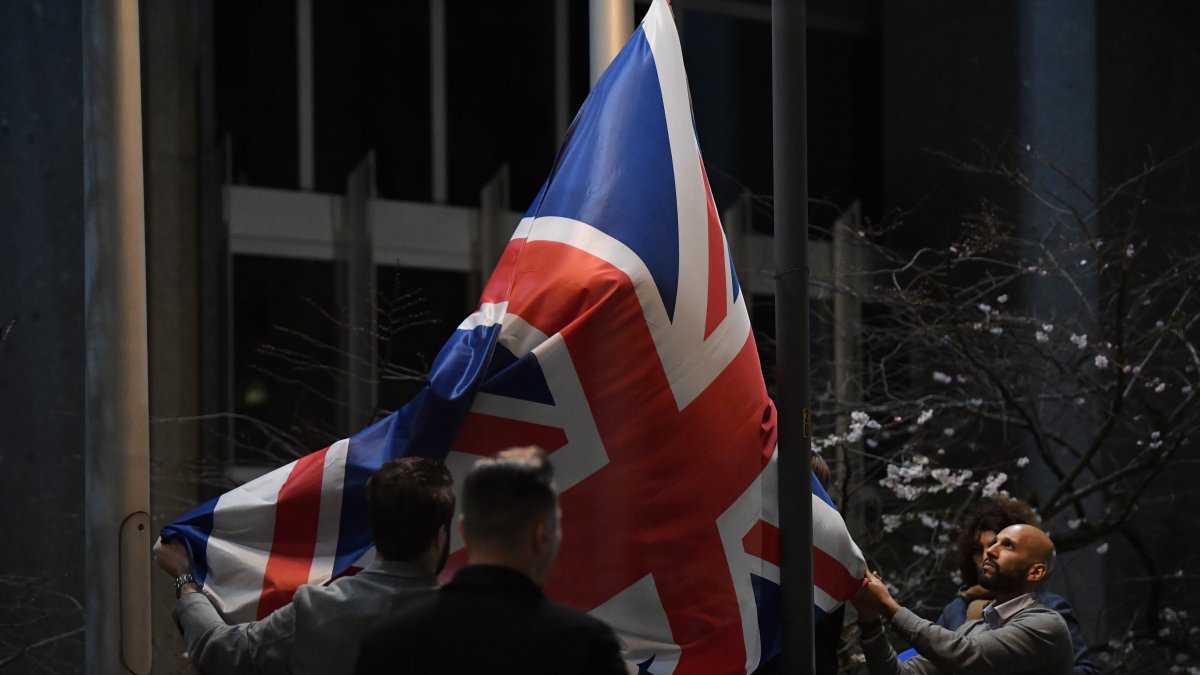 Personal del Parlamento Europeo en Bruselas retiró este viernes la bandera del Reino Unido de su edificio.