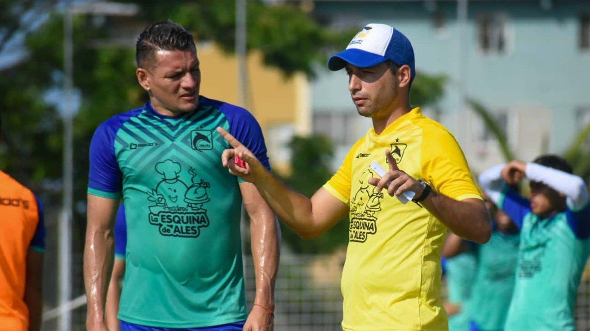 Carlos Garcés (izquierda) recibe las indicaciones del entrenador español Ángel López, previo a la final de la Supercopa.