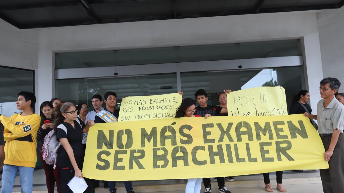 Padres de familia y estudiantes manifiestan rechazo a la prueba.